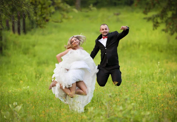 Sposa e sposo godendo giorno del matrimonio — Foto Stock