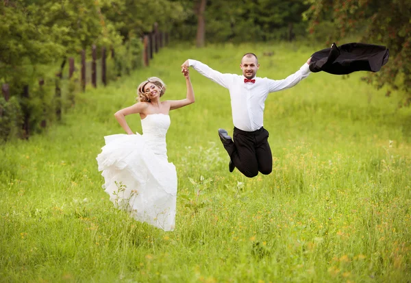 Braut und Bräutigam genießen Hochzeitstag — Stockfoto