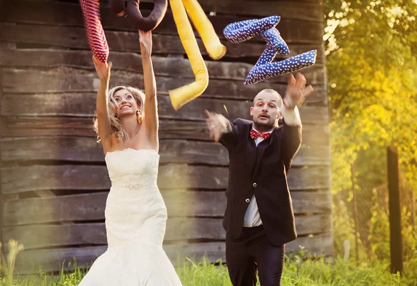 Bruden och brudgummen med älskar kuddar — Stockfoto