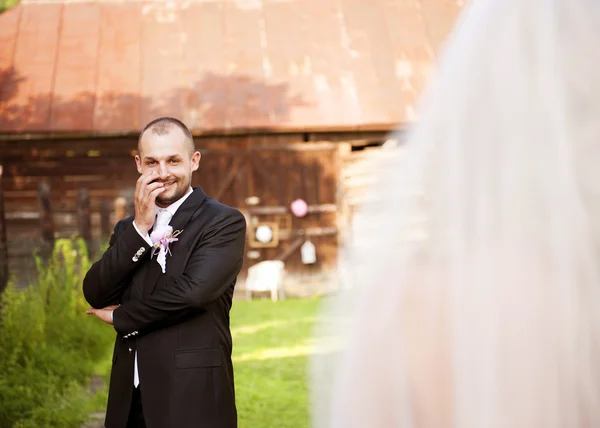 Bräutigam macht sich bereit für die Hochzeit. — Stockfoto