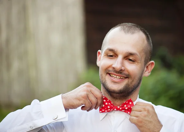 Groom getting ready for the wedding. — Stock Photo, Image