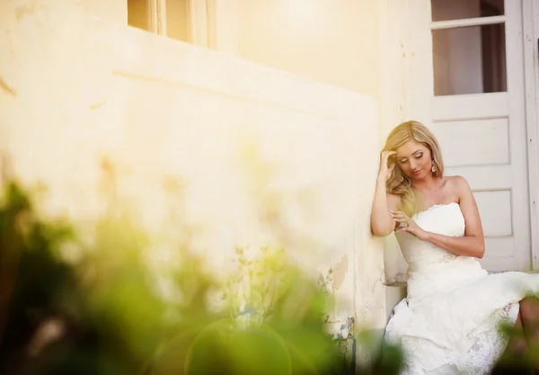 Braut posiert vor altem Haus — Stockfoto