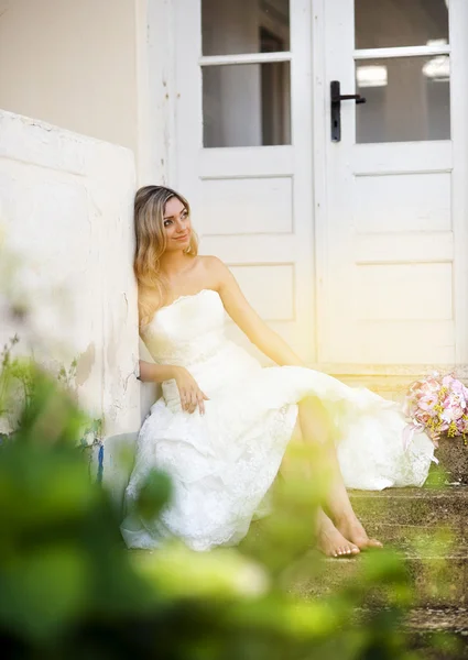 Braut posiert vor altem Haus — Stockfoto