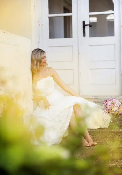 Bruid poseren door oud huis — Stockfoto