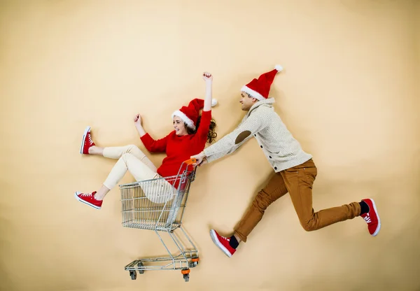 Pareja de Navidad con carro — Foto de Stock