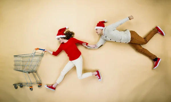 Kerstmis paar met trolley koffer — Stockfoto