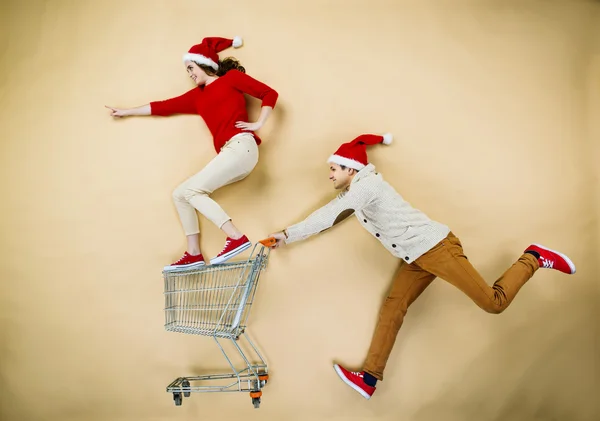 Casal de Natal com carrinho — Fotografia de Stock