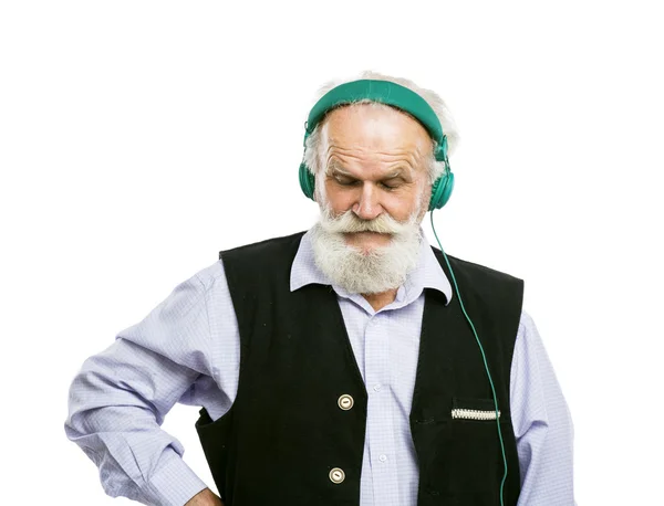 Uomo barbuto con cuffie che ascolta musica — Foto Stock