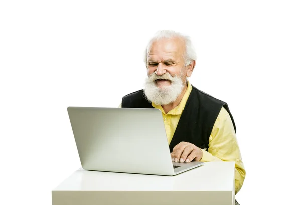 Alter bärtiger Mann mit Laptop — Stockfoto