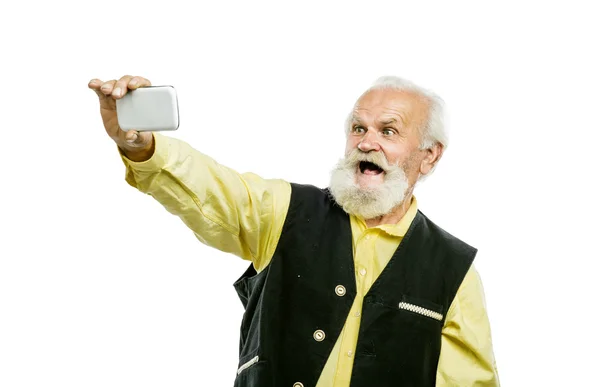 Bärtiger Mann macht Selfie mit Handy — Stockfoto