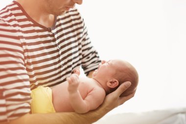 Ağlayan onun yeni doğan bebek tutan baba