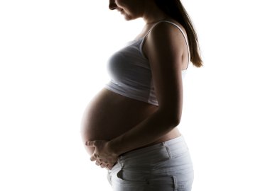 Hamile kadın karnına dokunuyor.