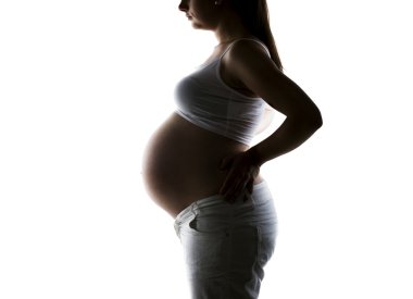 Hamile kadın karnına dokunuyor.