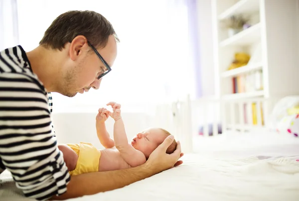Vader met zijn dochter pasgeboren baby — Stockfoto