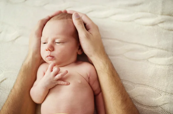 Nyfödd baby flicka på fars händer — Stockfoto