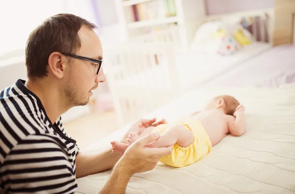 Baba bebek kızı ile özel anları zevk — Stok fotoğraf