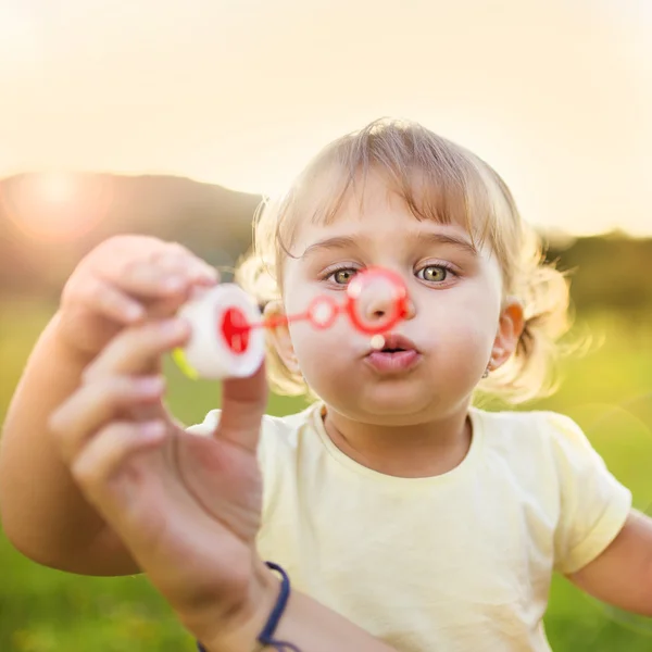 Glad liten tjej blåsa bubblor — Stockfoto