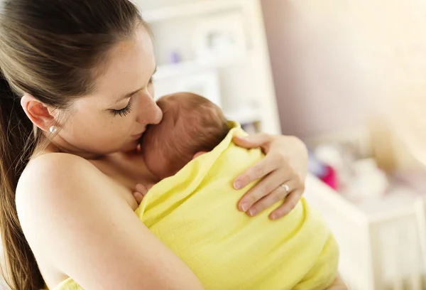 Madre besando a su bebé recién nacido — Foto de Stock