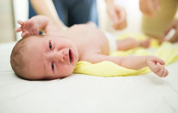 Pasgeboren babymeisje liggend op bed — Stockfoto