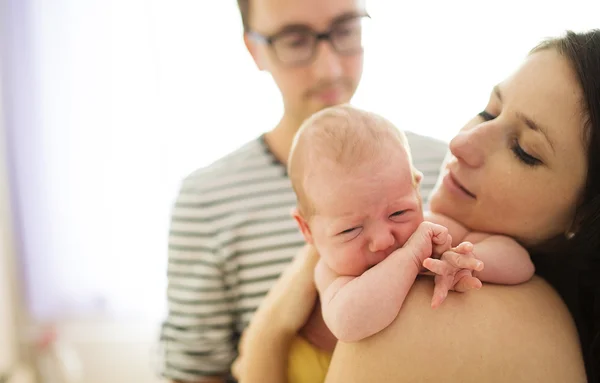 Pais com seu bebê recém-nascido chorando menina — Fotografia de Stock