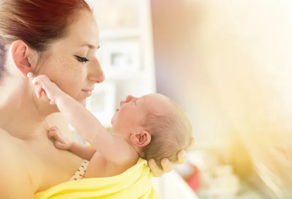 Mãe segurando seu bebê recém-nascido menina — Fotografia de Stock