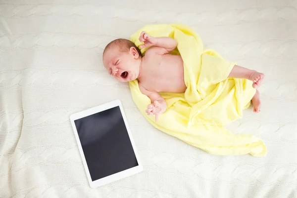 Nyfödd baby flicka med digital tablet — Stockfoto