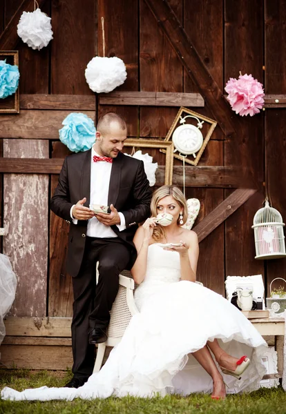 Bride and groom at vintage style wedding — Stock Photo, Image