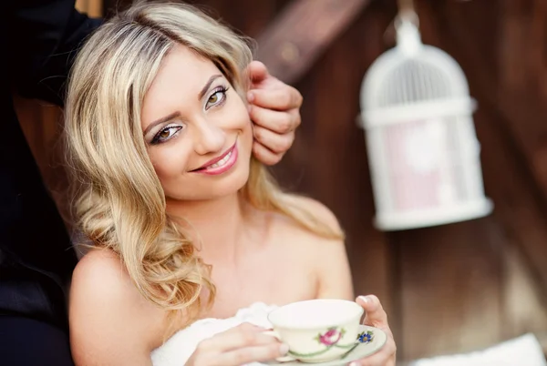 Bride and groom at vintage style wedding — Stock Photo, Image