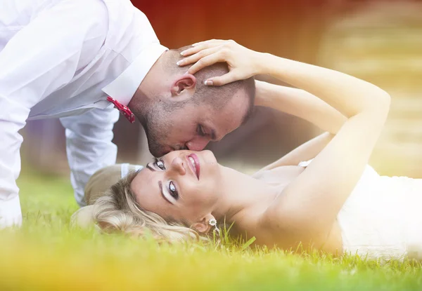 Noiva e noivo desfrutando de seu dia do casamento — Fotografia de Stock