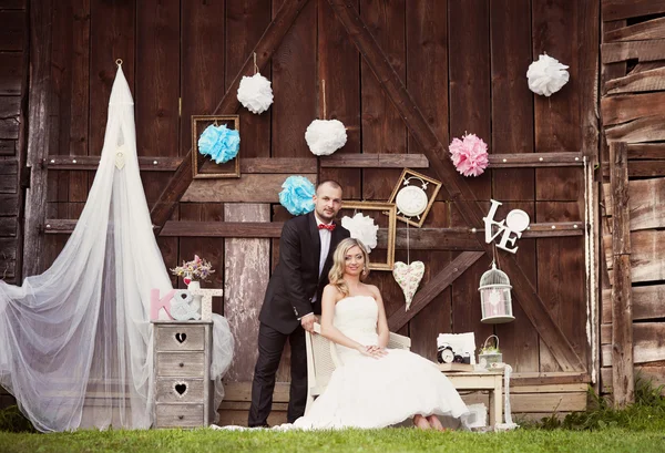 Bride and groom at vintage style wedding — Stock Photo, Image