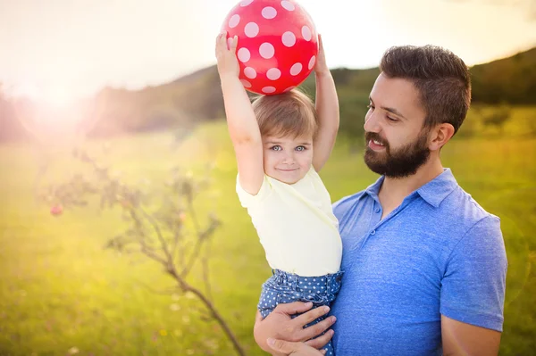 Baba ve kız ile top oynarken — Stok fotoğraf