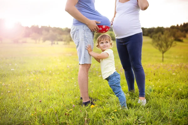 Family with little girl playing with ball — Stock Photo, Image