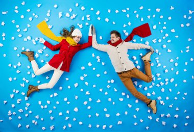 Kaç eğleniyor kış giysileri içinde