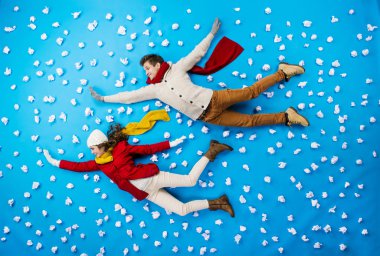 Kaç eğleniyor kış giysileri içinde