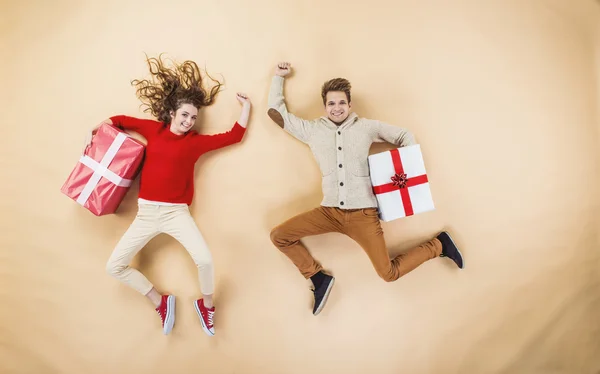 Pareja con regalos de Navidad — Foto de Stock