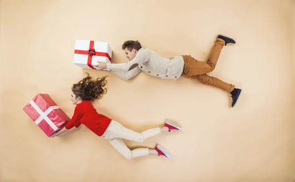 Casal com presentes de Natal — Fotografia de Stock