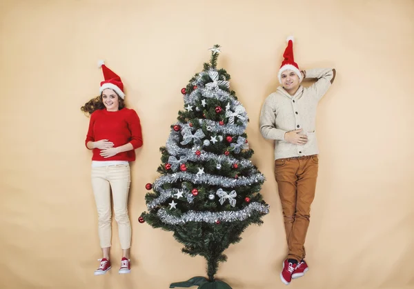 Coppia accanto all'albero di Natale — Foto Stock