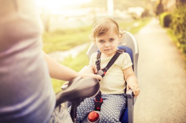 Baba ile kızı bisiklet üzerinde
