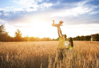 Hamile kızı alanındaki ailesiyle