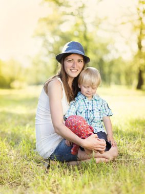 Anne oğlu ile eğleniyor