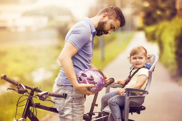 Padre con la figlioletta in bicicletta — Foto Stock