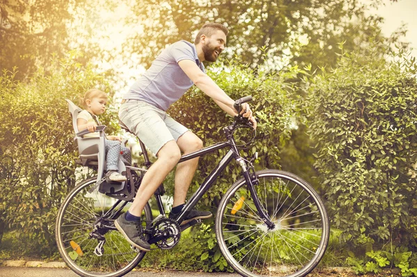 Father with daughter on bicycle — Stock Photo, Image