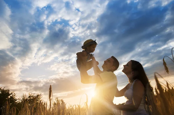 Беременная семья с дочерью в поле — стоковое фото
