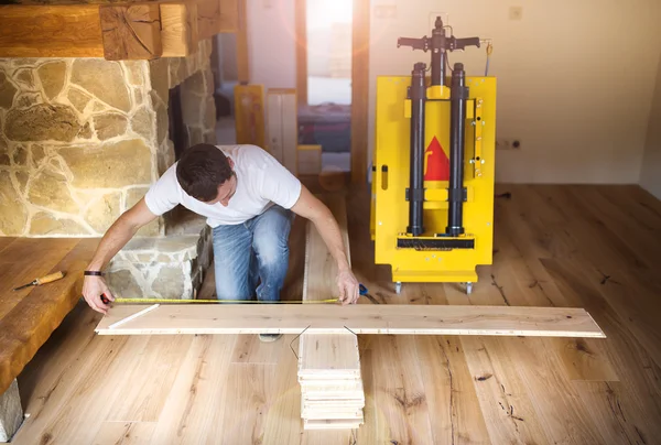 Handen meten van houten vloeren — Stockfoto