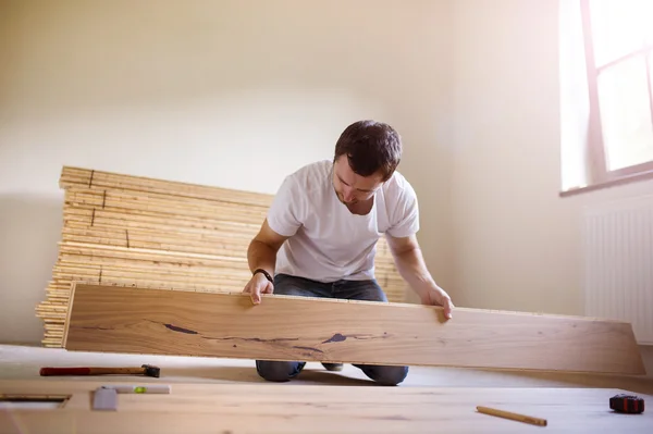 Handyman instalar piso de madeira — Fotografia de Stock