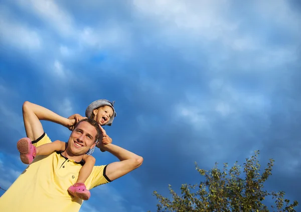 Baba küçük kızı omuzlarında holding — Stok fotoğraf