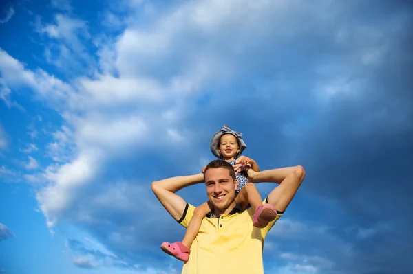 Baba küçük kızı omuzlarında holding — Stok fotoğraf