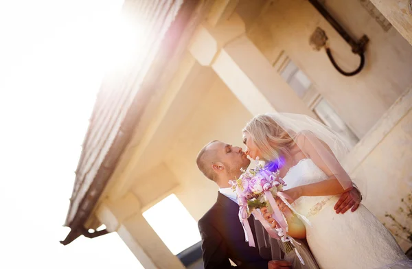 Bride and groom on their wedding day — Stock Photo, Image