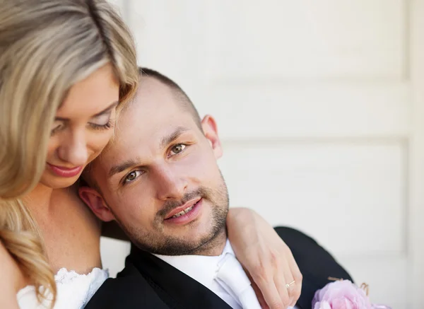 Braut und Bräutigam am Hochzeitstag — Stockfoto