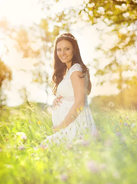 Zwangere vrouw in witte jurk — Stockfoto